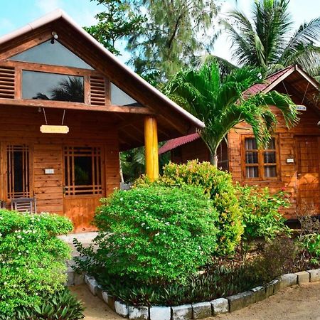 Mithra Paradise Beach Hotel Nilaveli Buitenkant foto