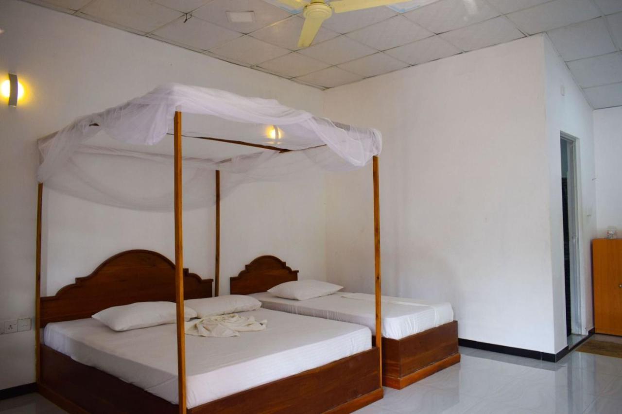 Mithra Paradise Beach Hotel Nilaveli Buitenkant foto