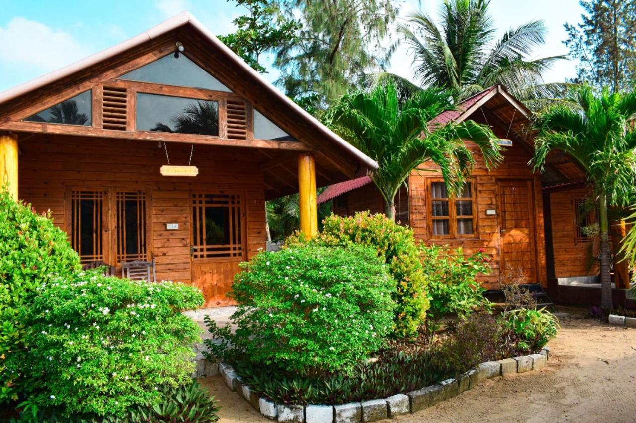 Mithra Paradise Beach Hotel Nilaveli Buitenkant foto