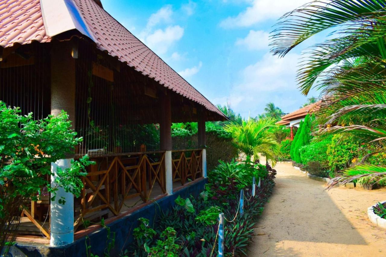 Mithra Paradise Beach Hotel Nilaveli Buitenkant foto