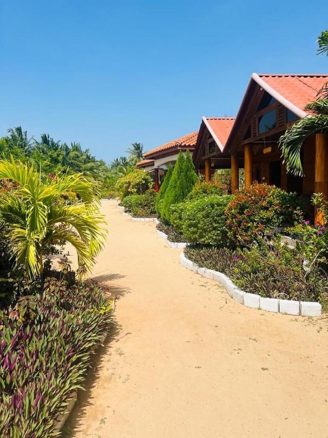 Mithra Paradise Beach Hotel Nilaveli Buitenkant foto