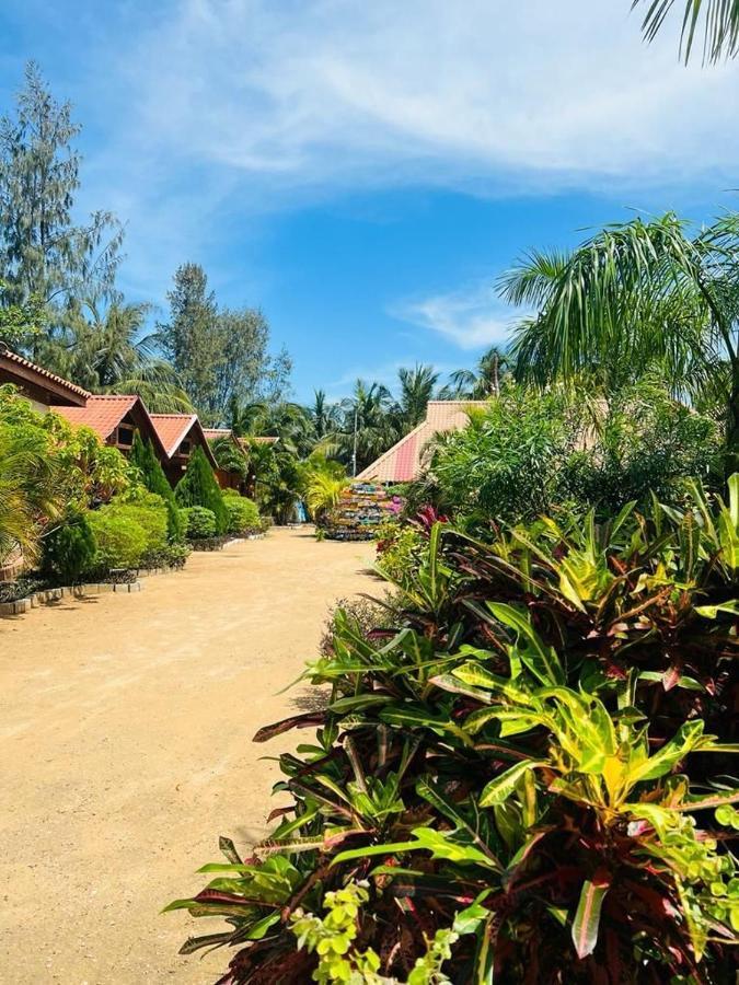 Mithra Paradise Beach Hotel Nilaveli Buitenkant foto