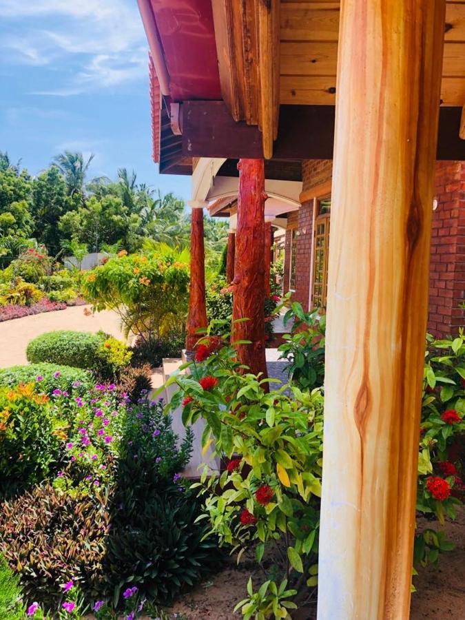 Mithra Paradise Beach Hotel Nilaveli Buitenkant foto