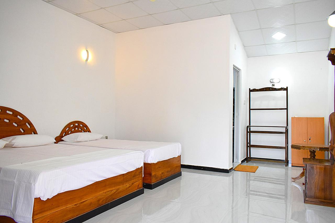 Mithra Paradise Beach Hotel Nilaveli Buitenkant foto